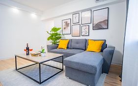 Refreshingly Chic: Newly Renovated 2Br Apartment