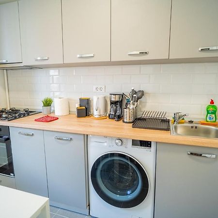Refreshingly Chic: Newly Renovated 2Br Apartment Бухарест Экстерьер фото