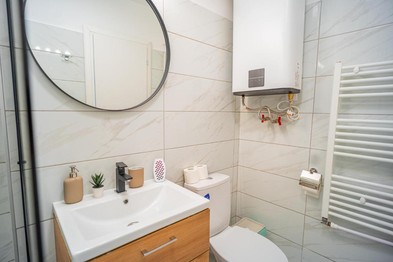 Refreshingly Chic: Newly Renovated 2Br Apartment Бухарест Экстерьер фото