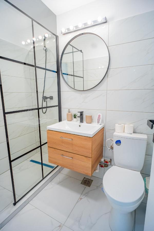 Refreshingly Chic: Newly Renovated 2Br Apartment Бухарест Экстерьер фото