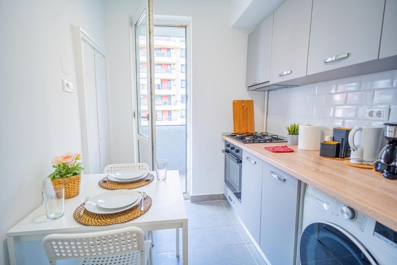 Refreshingly Chic: Newly Renovated 2Br Apartment Бухарест Экстерьер фото