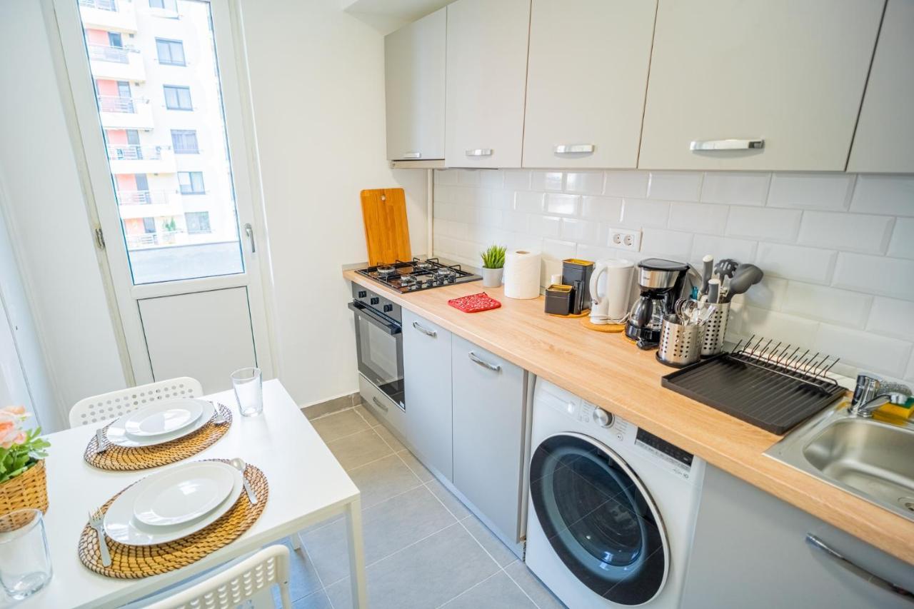 Refreshingly Chic: Newly Renovated 2Br Apartment Бухарест Экстерьер фото