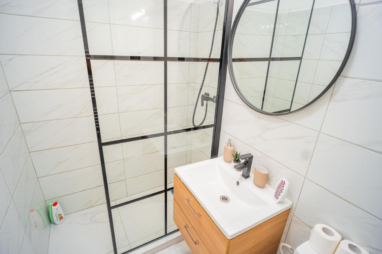 Refreshingly Chic: Newly Renovated 2Br Apartment Бухарест Экстерьер фото