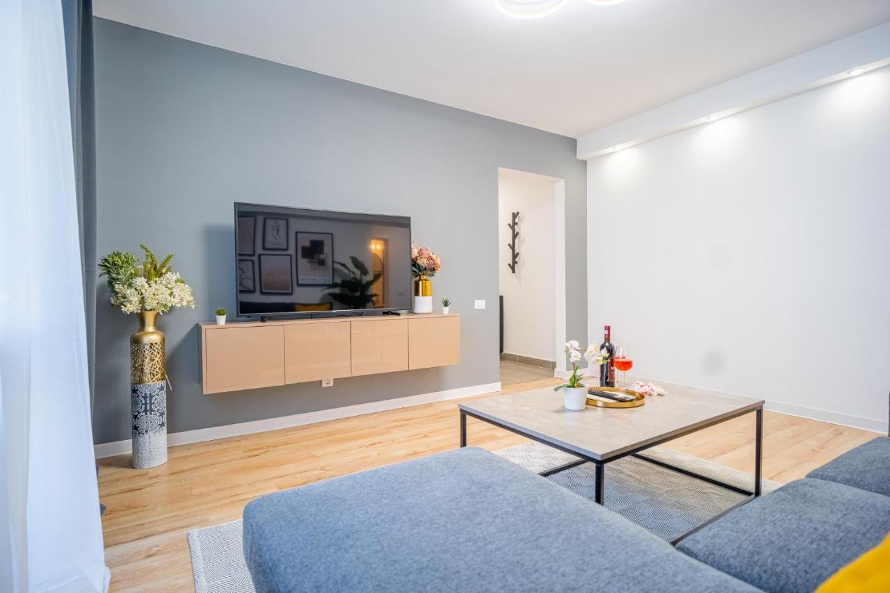 Refreshingly Chic: Newly Renovated 2Br Apartment Бухарест Экстерьер фото