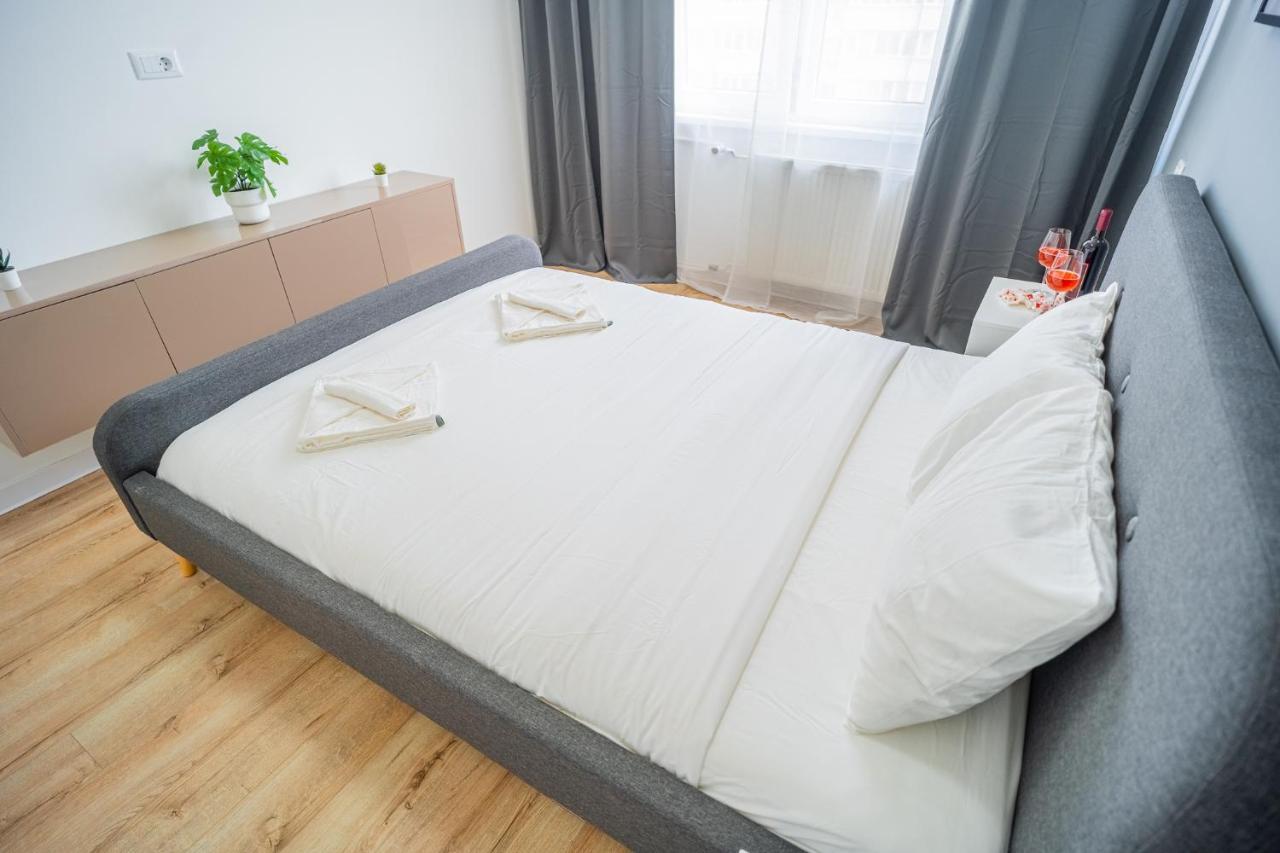 Refreshingly Chic: Newly Renovated 2Br Apartment Бухарест Экстерьер фото