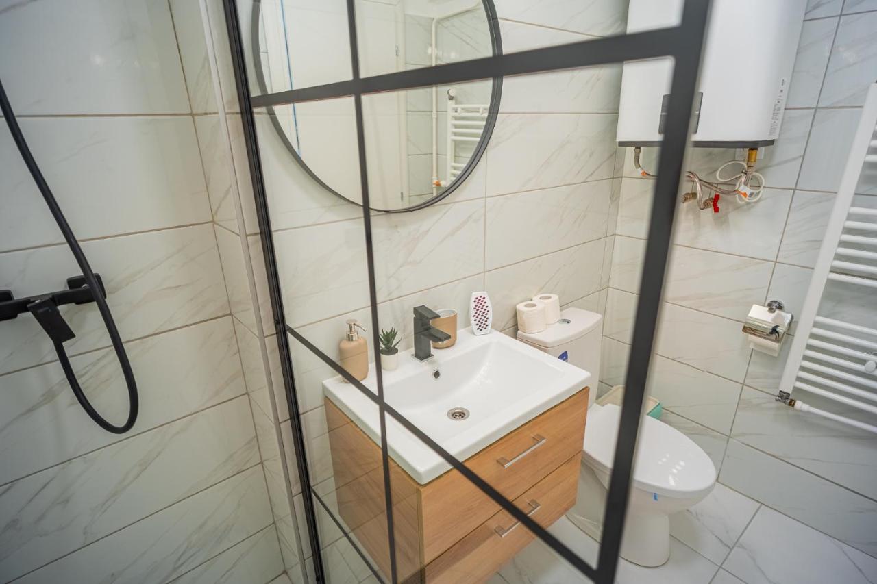Refreshingly Chic: Newly Renovated 2Br Apartment Бухарест Экстерьер фото